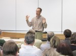 Herbert Graf begrüßt das Kollegium in der Aula des GGG 