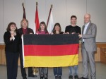 Übergabe der Fahne durch den Bundestagsabgeordneten Dr. Peter Tauber  (v.l.n.r. Larissa Lindina, Friedrich Bell, Jelena Gudkowa, Lubow Schafir, Mark Adrian, Dr. Peter Tauber)
