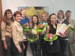 Die Preisträgerinnen Tanja Plagemann, Annemarie Krüger, Maren Rumpf, Isabell Yu und Aurelia Fröhle mit Carla Göbel-Dominik (links), Sabine Hartmann (2.v.l.) und Friedrich Bell 