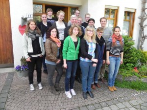 Gruppenbild mit Bischof Diez (Mitte)