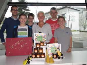 Benjamin Feiler, Ingrid Ström und Klemens Großberger mit  Mitgliedern der Imker-AG